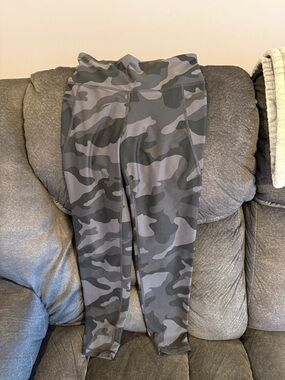 Old Navy Gray Camo Leggings with pockets on sides